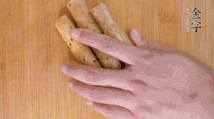 山藥去皮切斜刀塊，毛豆去外殼去膜，姜切片。