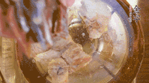 鍋中依次放姜片、排骨、火腿，加料酒、清水煮開轉(zhuǎn)小火煮30分鐘。