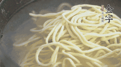 面條煮熟過涼水備用。