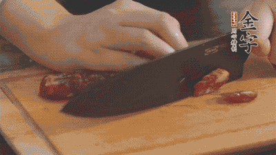 金字土香腸切片，香菇切丁。