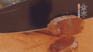 麻辣香腸蒸熟后，切片待用。