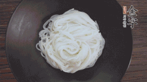 依次放入黃瓜絲、花生米、燙熟的豆芽、麻辣香腸、香菜、擺盤即可。