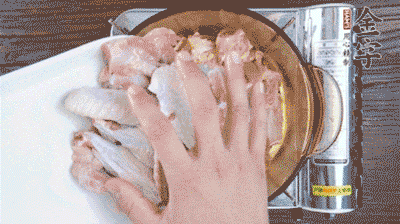 加料酒、蔥姜焯水2分鐘，清洗備用。