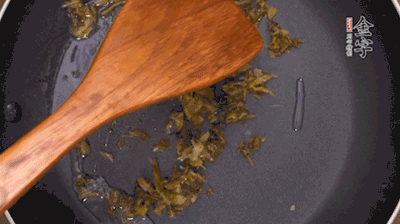 鍋中3成油溫時，下雪菜、辣椒圈翻炒40秒。