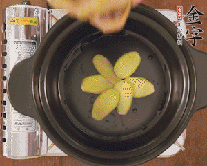 準(zhǔn)備土砂鍋，放姜片、鴿子、火腿片、蔥結(jié)、料酒，加沒過食材多些的清水，中小火燉煮。