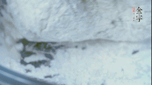 【面皮】2.將糯米粉和粳米粉混合，加煮好的艾草和適量清水，揉搓成面團。