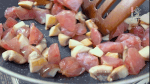 【餡料】4.鍋中油8成熱時，依次放入菌菇丁、香腸丁，適當(dāng)放點糖調(diào)味，炒熟。