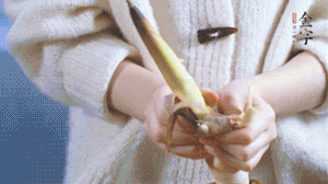 春筍切滾刀塊，加少許鹽，焯水備用。