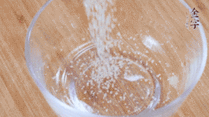 制作醬汁：1湯匙蠔油、1湯匙涼開水、2湯匙生抽、1/2湯匙白砂糖、少許辣椒圈。