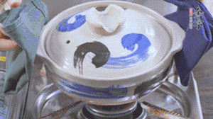 每隔30s將鍋傾斜一側(cè)。（受熱更均勻，鍋巴更噴香）