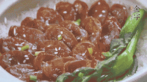 燜好后放入小青菜，均勻淋上醬汁，撒上蔥花或芝麻即可。