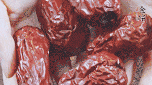 紅棗洗凈，對半剪開。