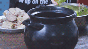 另起砂鍋，依次放入蘿卜、羊肉、火腿蹄片，加料酒、清水沒過食材。