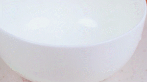 香腸切片，南瓜洗凈去皮切小塊，洋蔥切絲，米淘洗干凈備用。