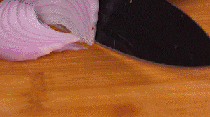 鍋中少許油，熱油倒入香腸煸炒出油，倒入南瓜塊、洋蔥翻炒片刻。