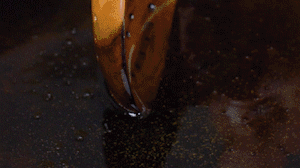 茄子切成長(zhǎng)條，拍上生粉入油鍋炸制。