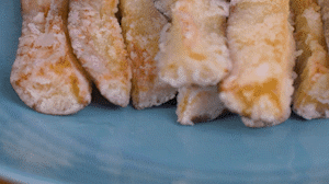 炸制油溫在7成左右，茄子炸至金黃色即可撈出。