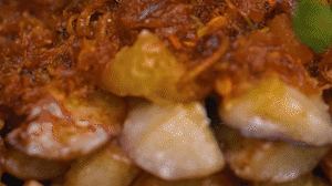 把茄子一條一條的擺好放在盤子上，上鍋蒸制3到4分鐘，出鍋后撒上蔥花。