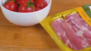 洋蔥、土豆切丁塊，火腿切小片，小番茄對(duì)半切開(kāi)。