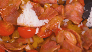 將米飯倒入鍋中搗散，同其他食材混合拌炒均勻關(guān)火。