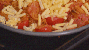 烤箱上下火180度預(yù)熱，將米飯分別盛入容器中。表面均勻的撒上馬蘇里拉芝士碎，放進(jìn)烤箱中層烤20分鐘左右，待芝士融化上色即可。