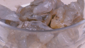 蝦去殼去蝦線，加姜絲、鹽腌制15分鐘，微煎1分鐘備用。