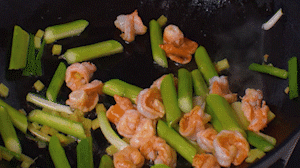 加入煎好的蝦仁，XO醬，以適量鹽、糖進(jìn)行調(diào)味翻炒。