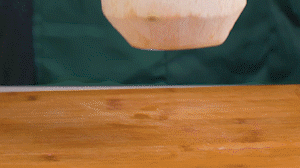 椰子切開(kāi)頂部，把椰子水倒出，再把椰肉切片。