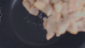 把雞、火腿、椰子水、椰肉、姜、紅棗放入電飯鍋，按下煲湯功能。