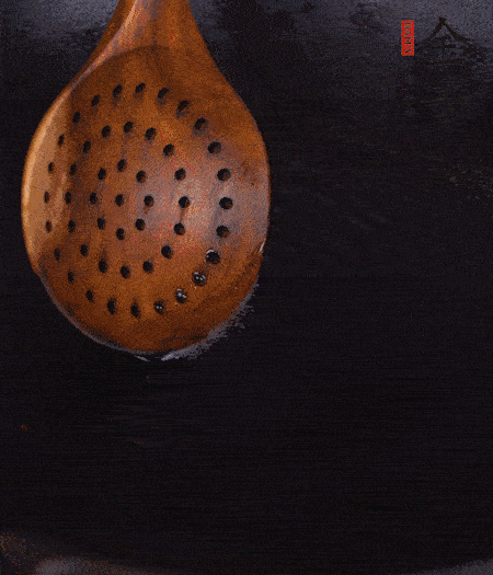 鍋中多倒些花生油，油溫達(dá)80度時，下芋頭丁炸 40 秒，直到表皮金黃，撈出待用。