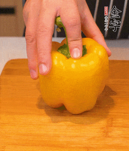 干花菇提前泡發(fā)，胡蘿卜、青椒、黃椒和花菇切丁，小紅椒切圈，小蔥切末。