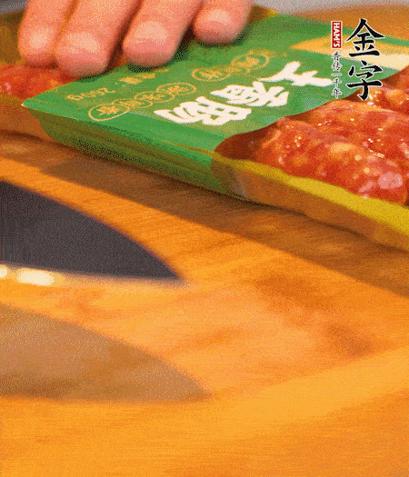 洋蔥切丁，金字土香腸切片。