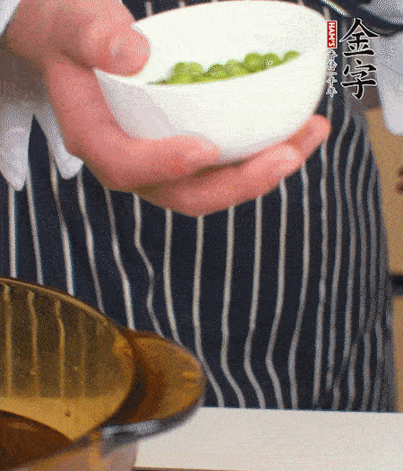 胡蘿卜、豌豆和干花菇焯水。