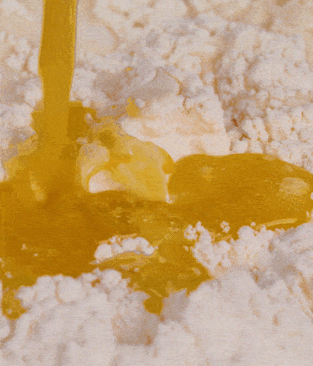 加融化的30g黃油（要不熱再倒）、黃椒、紅椒、白洋蔥、土豆、大蔥、香腸繼續(xù)攪拌均勻。