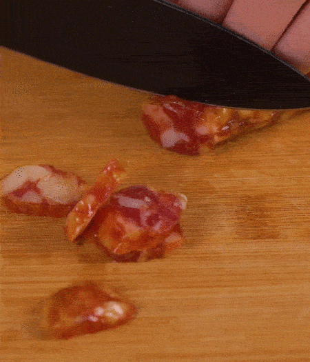 香腸切薄片。