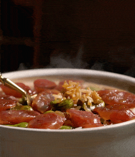 用生抽、白糖、蠔油、芝麻油調(diào)個汁，淋汁、攪拌、開吃。