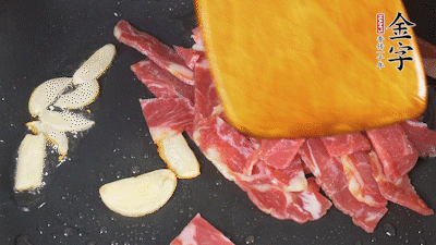 意面按照包裝時間煮熟過涼水，金字淡火腿切成小片。