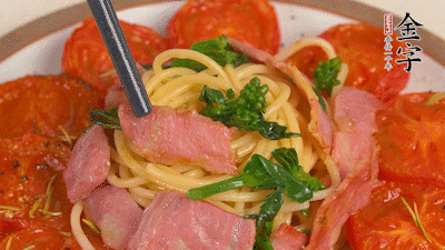 加菜花翻炒1分鐘后加意面，翻炒1分鐘后用少許鹽、黑胡椒調(diào)味即可。