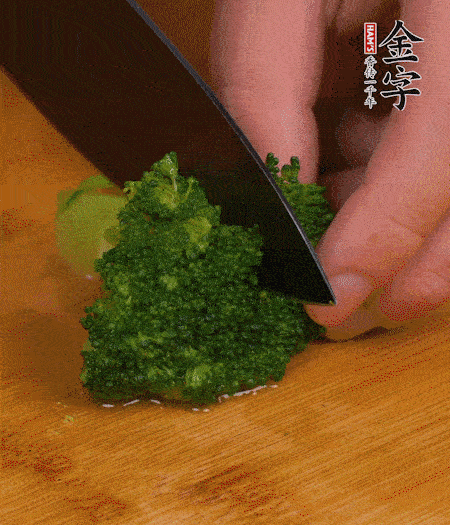 西蘭花用淡鹽水浸泡十幾分鐘后過開水焯燙熟后撈出。