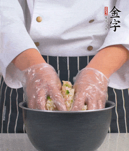 米飯中放西蘭花碎、咸肉丁，加少許黑胡椒、十來滴橄欖油拌勻。