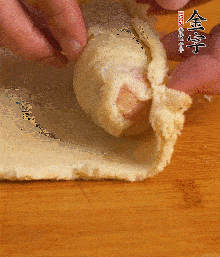 吐司卷起香腸，吐司尾端涂抹少許全蛋液，卷好的吐司表面蘸上蛋液，在裹上一層面包糠，送入預(yù)熱好的烤箱中。