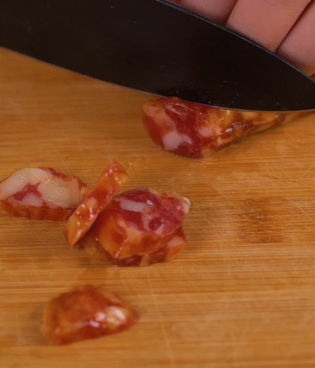 香腸切薄片。