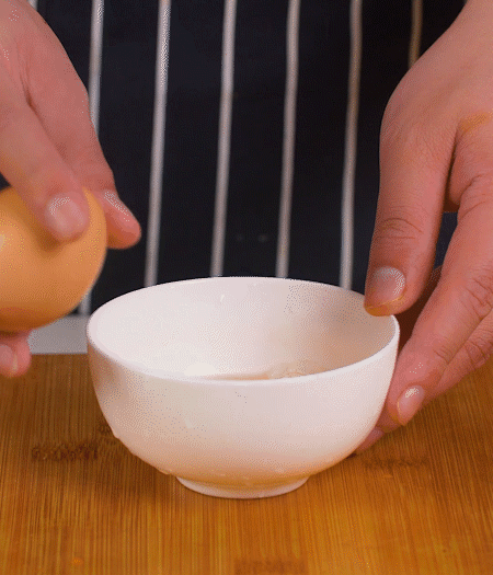 起鍋熱油，蛋液煎成雞蛋碎。金字淡咸肉切成絲。