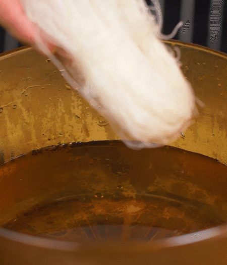 粉絲熱水泡軟。蒜、姜切碎末，小蔥切蔥花、小米椒切圈。金字火腿切薄片。