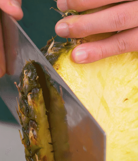 鳳梨去皮把果肉切塊，醬肉切小塊。