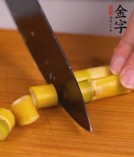 小野筍剝?nèi)ネ馄ぃ谐尚《巍?>
					</div>
					<span>步驟 2/7</span>
					<p>小野筍剝?nèi)ネ馄?，切成小段?/p>
				</li><li>
					<div   id=