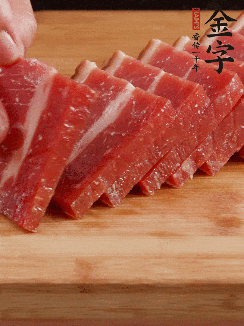 金字火腿上方切厚片的火腿。