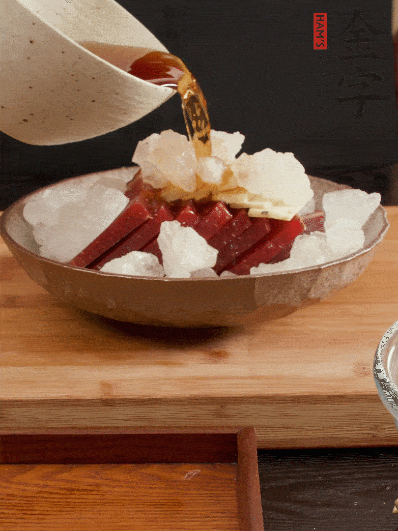 加姜片、冰糖、黃酒、水，蒸60分鐘，將火腿的咸逼出來。