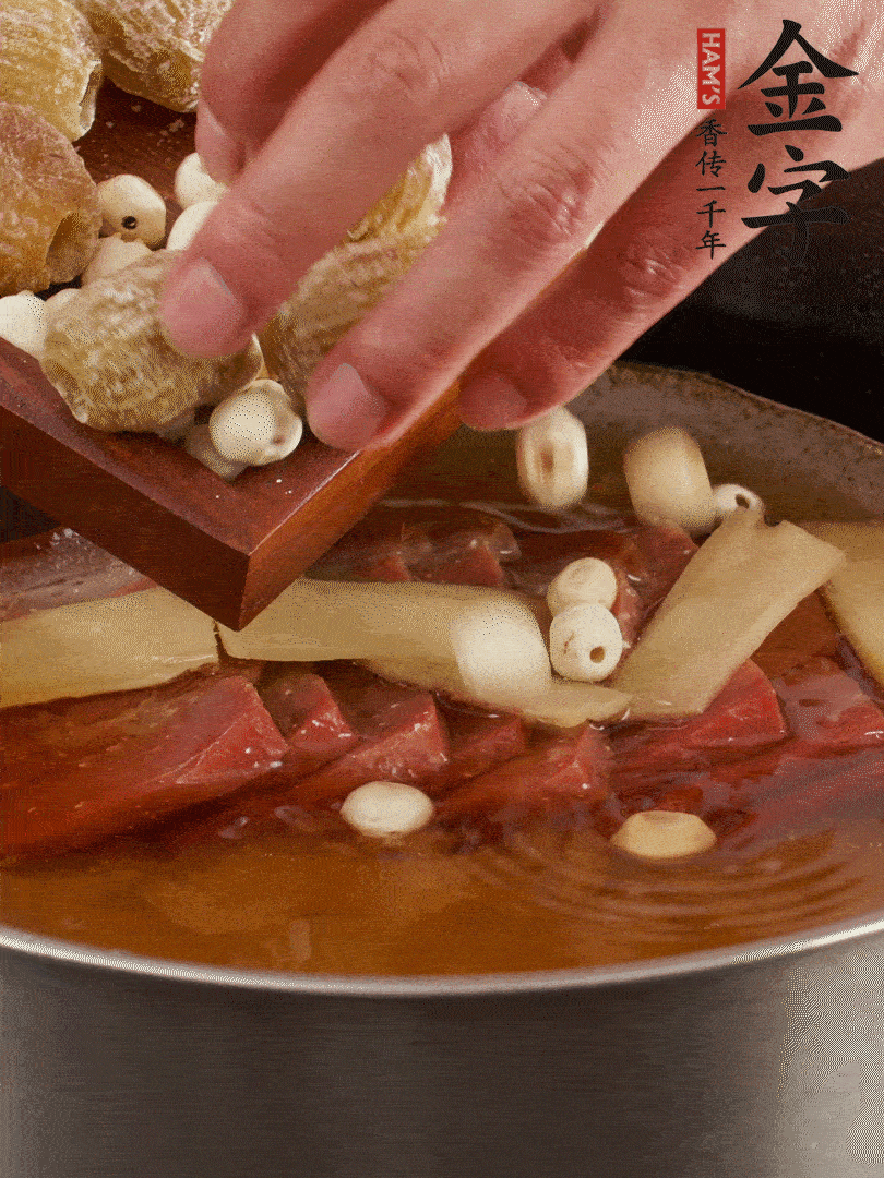 待冰糖融化后，放入蜜棗、蓮子同蒸25分鐘左右。