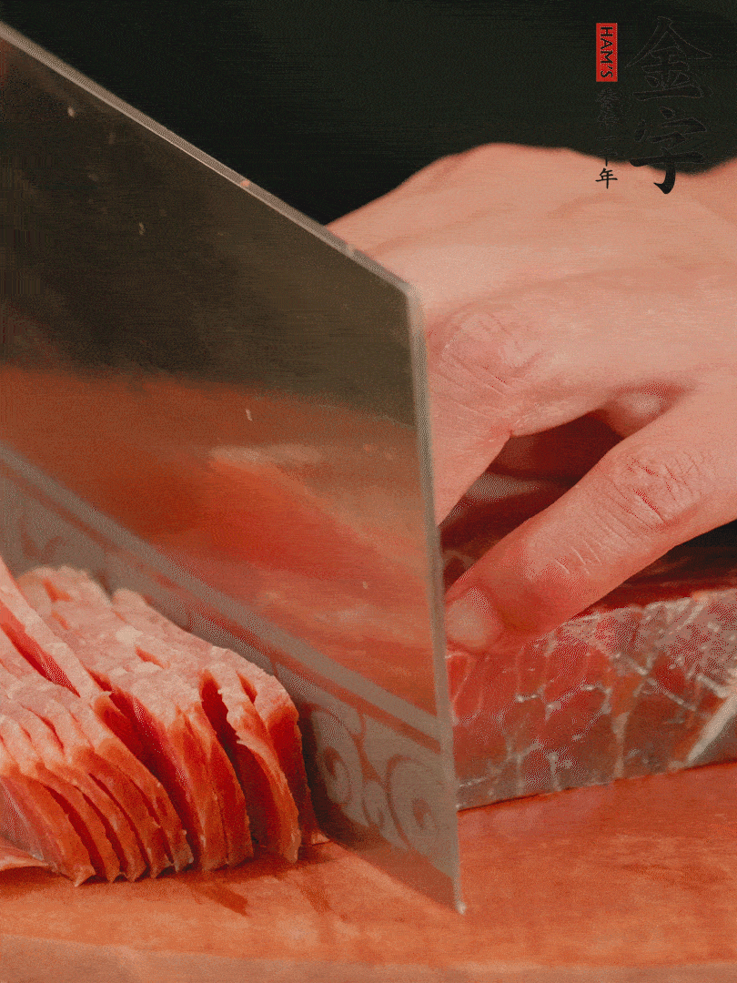 新鮮雞腿用刀在表面劃幾刀。金字火腿切薄片備用。